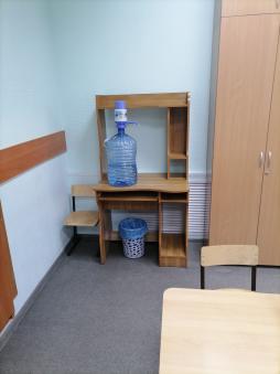 Во всех кабинетах установлена бутилированная вода с помпой для организации питьевого режима учащихся.